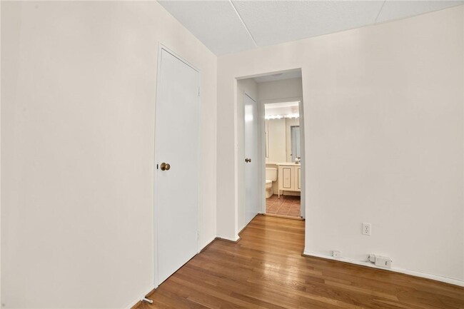 Building Photo - 200 High Point Dr