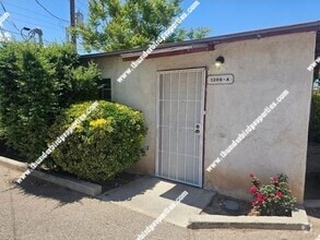 Building Photo - 1206