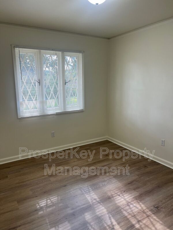 Building Photo - 706 Joryne Dr