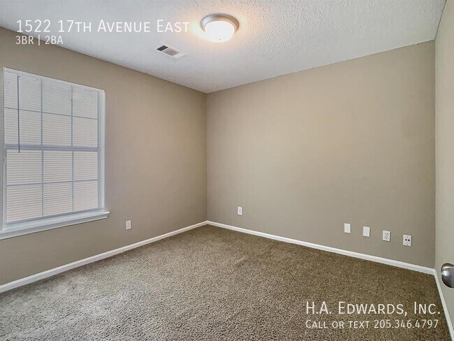 Building Photo - 1522 17th Ave E