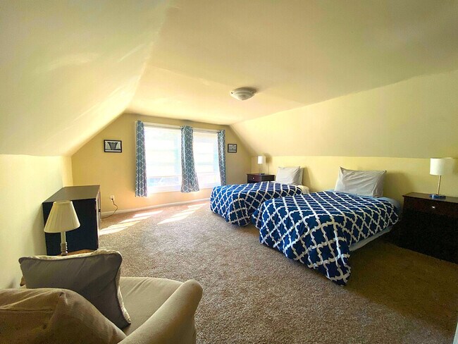 Building Photo - 1520 Maple Rd