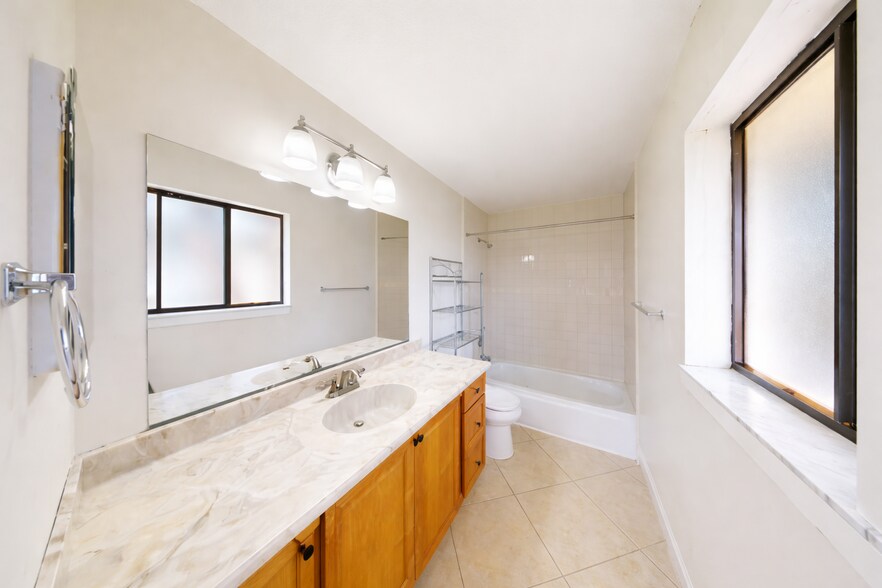 Building Photo - 609 White Water Dr