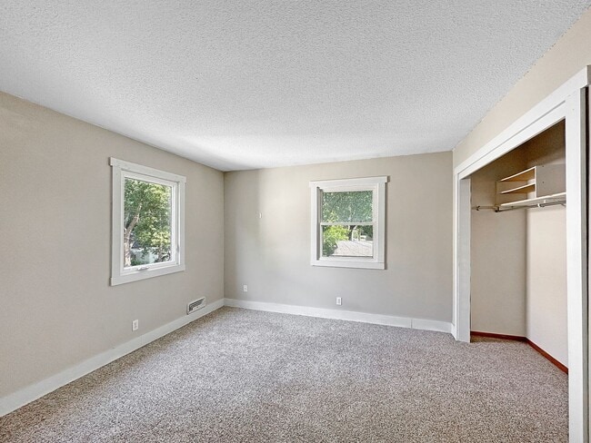 Building Photo - 1008 12th Ave SE