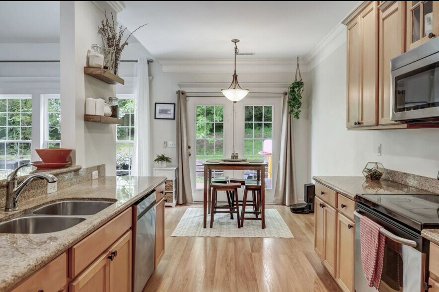 Building Photo - 6925 Sunnywood Dr