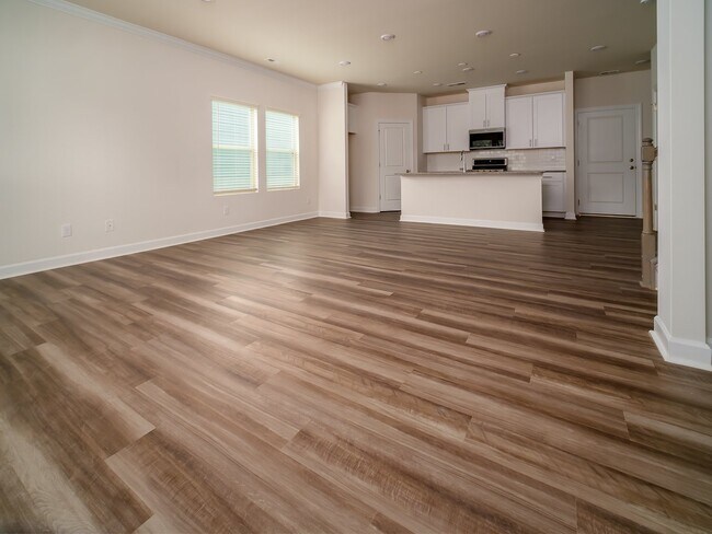 Building Photo - "Charming 3-Bedroom Retreat with 2.5 Baths in the Heart of Belmont!"