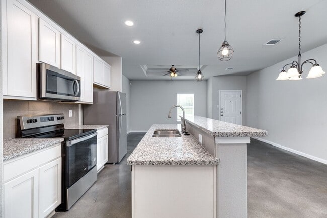 Building Photo - Charming & Spacious Duplex Retreat in Seguin!