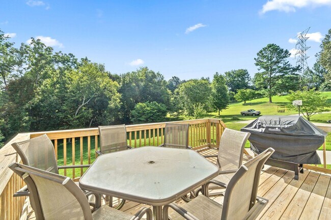 Building Photo - Pet Friendly in Rossview!