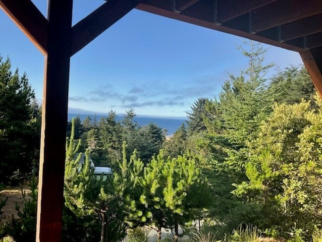 Building Photo - Stunning 2 bed/1 bath Ground Floor with ut...