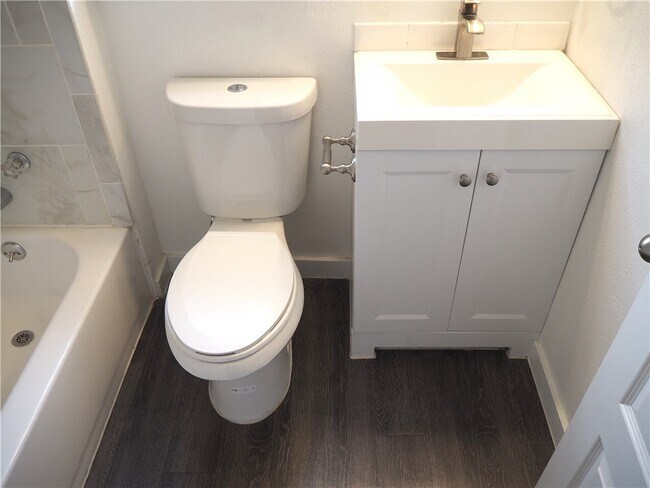 Building Photo - 1200 E 52nd St