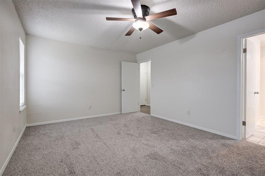 Building Photo - 9023 N Rockwell Dr