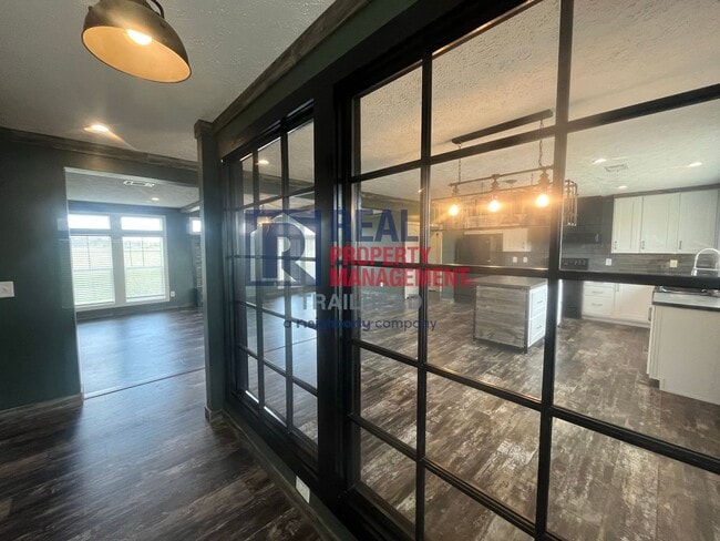 Building Photo - 3 Bed / 2 Bath Farmhouse Styled Home – Move In Ready