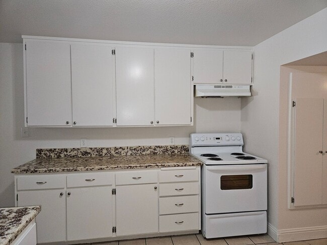 Building Photo - Franklin Triplex - Golden Dev