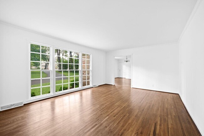 Building Photo - Charming 3BR/2.5BA Ranch-Style Home in the...