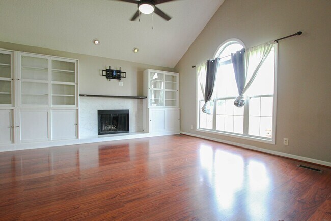 Building Photo - Pet Friendly Two Bedroom!