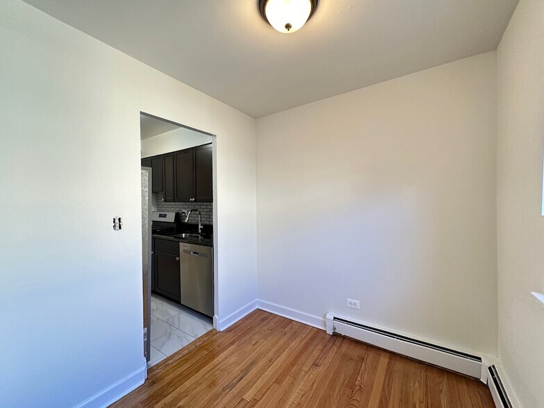 Building Photo - 6830 N Sheridan Rd