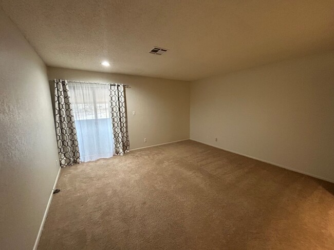 Building Photo - Gorgeous and spacious condo in a quiet and...