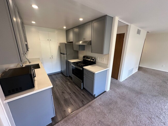 Building Photo - Beautifully Updated 2-Bedroom Unit with On...