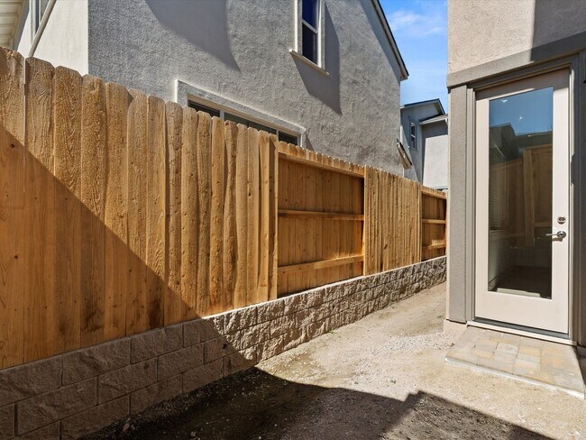 Building Photo - Desirable South Reno neighborhood of the Courtyards at Arrowcreek.