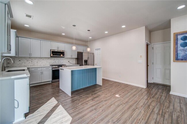 Building Photo - 853 Van Briggle Path NE