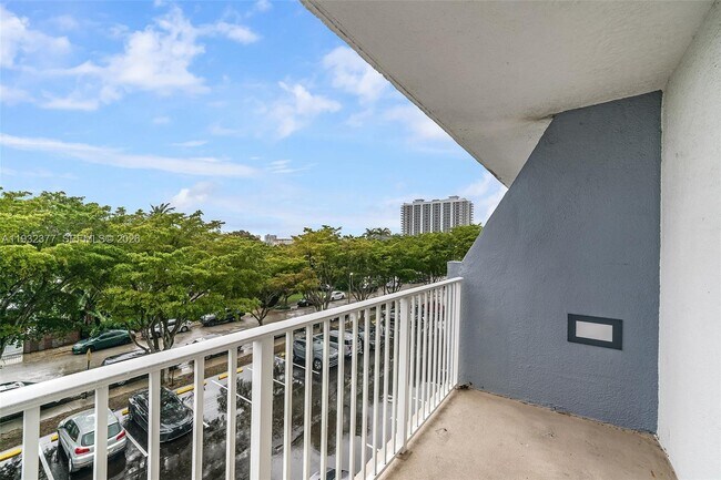 Building Photo - 1801 S Treasure Dr