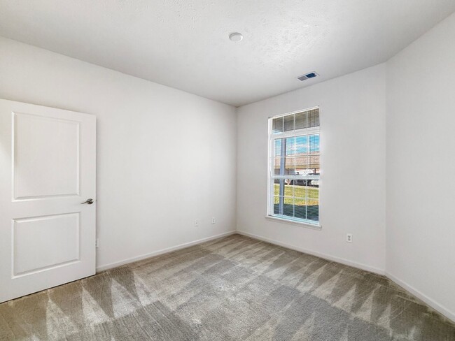 Building Photo - Grand Lakeside Escape: Spacious 3-Bedroom Retreat in Lakeshore Community