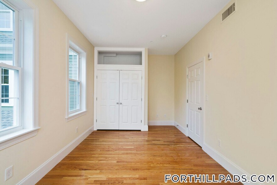 Building Photo - 128 Roxbury St