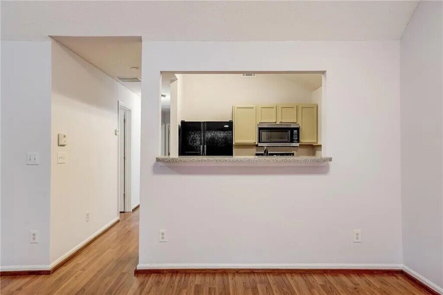 Building Photo - Room in House on Cypress Pointe Dr