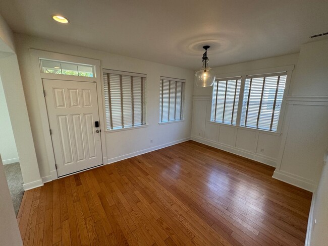 Building Photo - Gorgeous 3 bedroom 3 bathroom home in Mill Creek AVAILABLE NOW