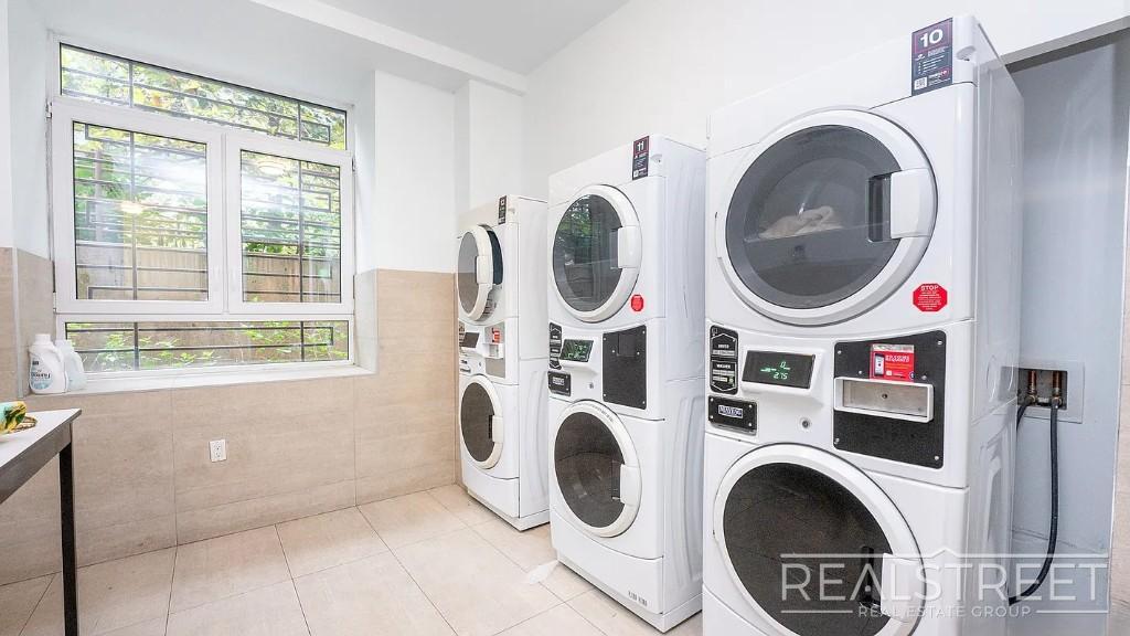 Building Photo - Modern 2 bedroom - Awesome design and architecture.