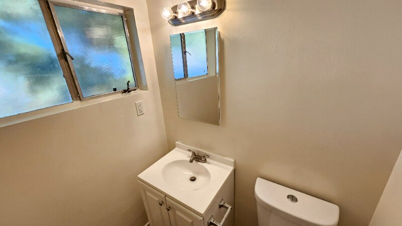 Building Photo - 638 N W Knoll Dr