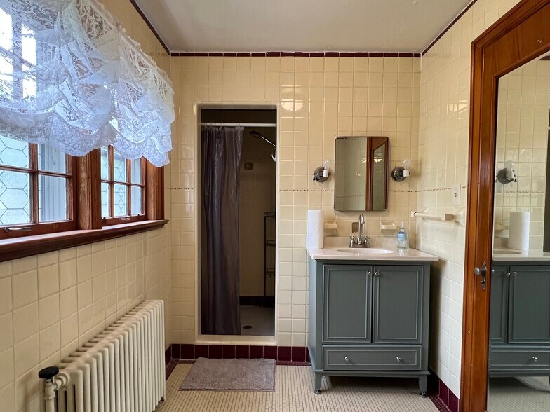 Full bathroom. Shared. - 209 Main St