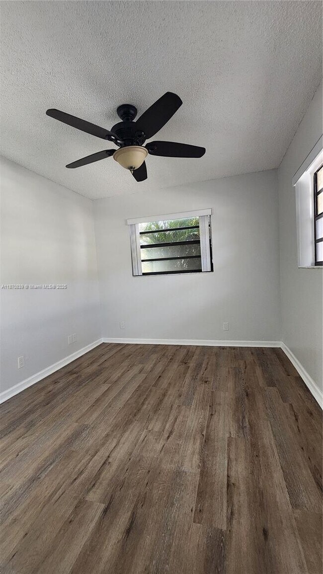 Building Photo - 513 S Ocean Dr