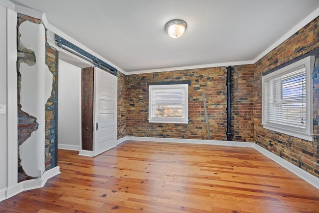 Building Photo - WALNUT HILLS- Immaculate 2 Bedroom 2 Bathr...