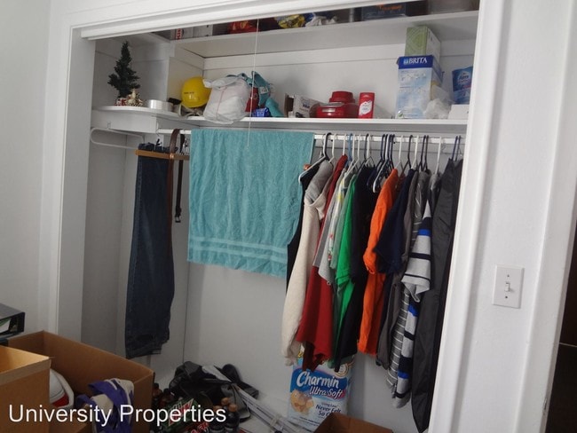 Building Photo - 5 br, 2 bath Room For Rent - 2901 Avondale