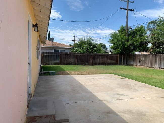 Building Photo - Super Cute 3 Bedroom Home For Rent in Oildale - $1695 Rent Available mid June