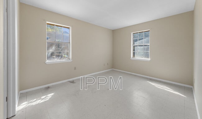 Building Photo - 1105 Colt