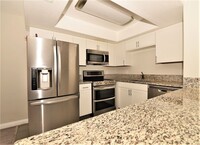 Building Photo - Stunning 2-Bedroom Condo in a Gated Commun...