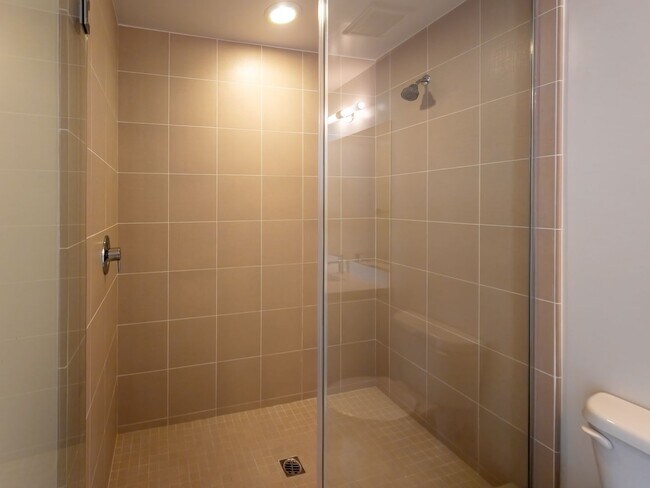 Building Photo - Luxury Townhome Centrally Located in Silver Lake!