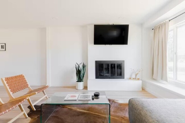 Building Photo - 8447 E Vernon Ave