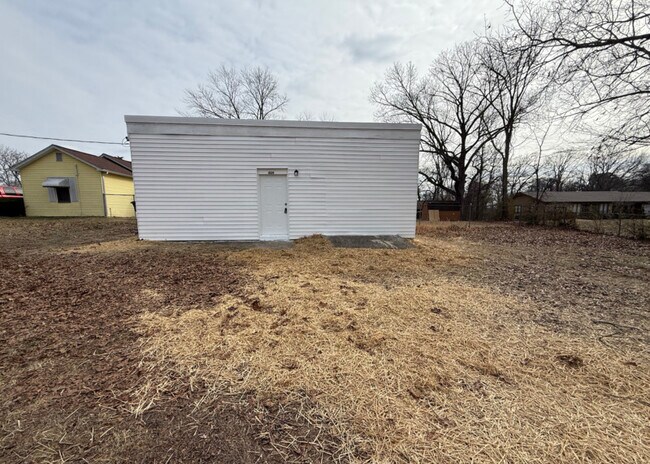 Building Photo - 404 Black Oak Dr