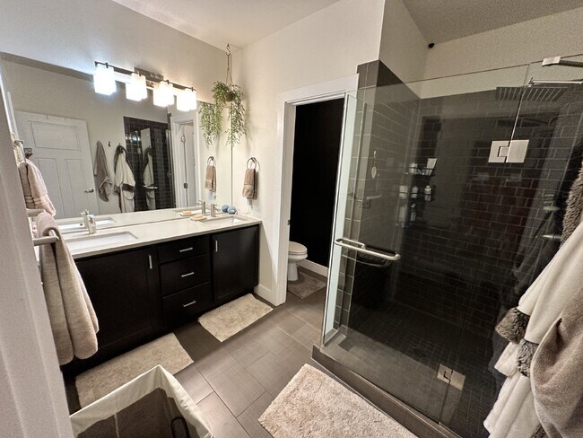 Building Photo - "Charming 2-Bed, 2-Bath Home with Gleaming Hardwood Floors in Vibrant Denver!"