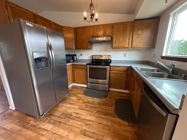 Building Photo - 3 Bed 2 Bath Home Minutes From Fort Carson...