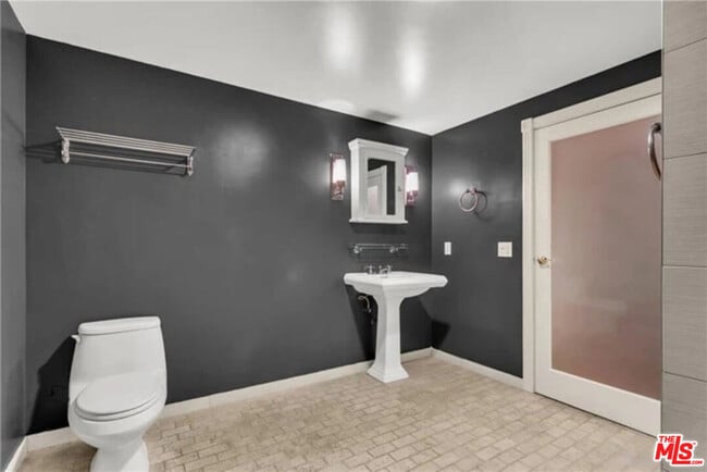 Building Photo - 510 S Hewitt St