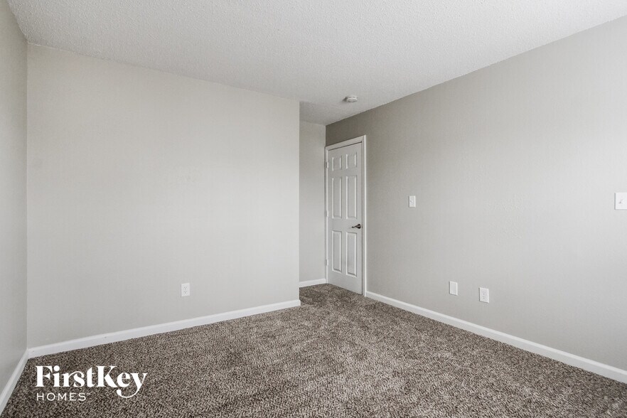 Building Photo - 5323 Alameda Rd