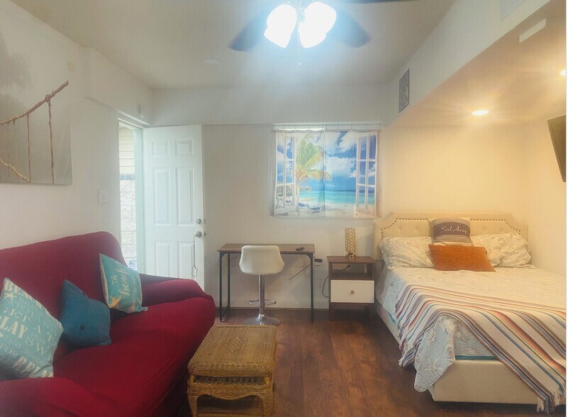 Building Photo - 604 17th St