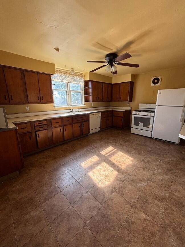 Building Photo - Large 3 Bedroom Single-Family Home in Arli...