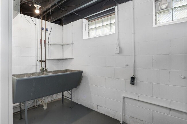 Building Photo - 12734 Riverview St