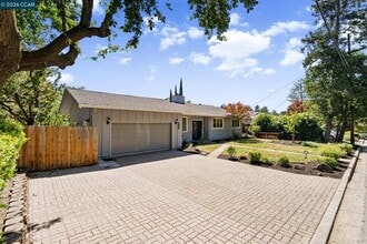 Building Photo - 1021 Windsor Dr