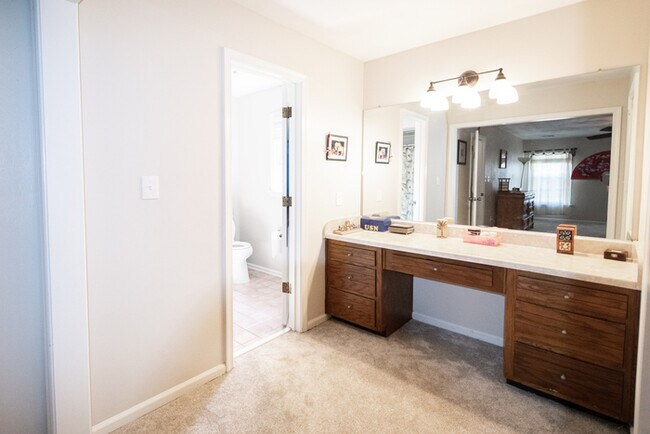 Building Photo - GORGEOUS 5 BEDROOM HOME LOCATED IN SALEM W...