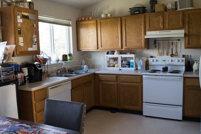 Building Photo - Evolve Real Estate: Fantastic Home with La...